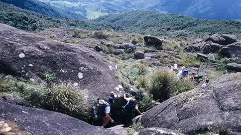Grupo de pessoas descendo a encosta do Pico do Marins