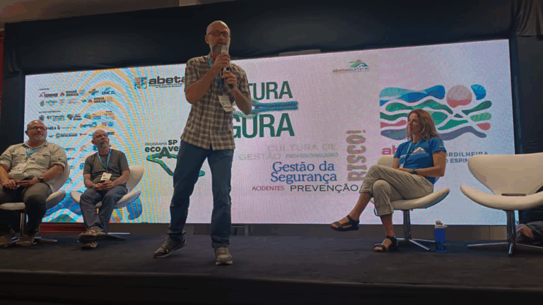 Edner A. Brasil participando de um dos painéis do ABETA SUMMIT 2023 - Falando de capacitação, gestão e segurança no turismo de aventura
