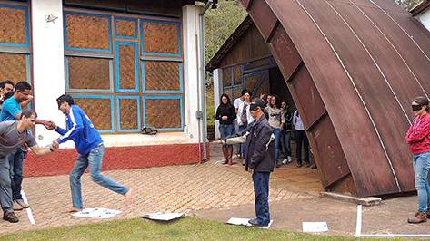 Alunos em uma dinâmica chamada "Três ilhas" no Curso de Capacitação para Guias e condutores de espeleoturismo no Parque Estadual do Itacolomi