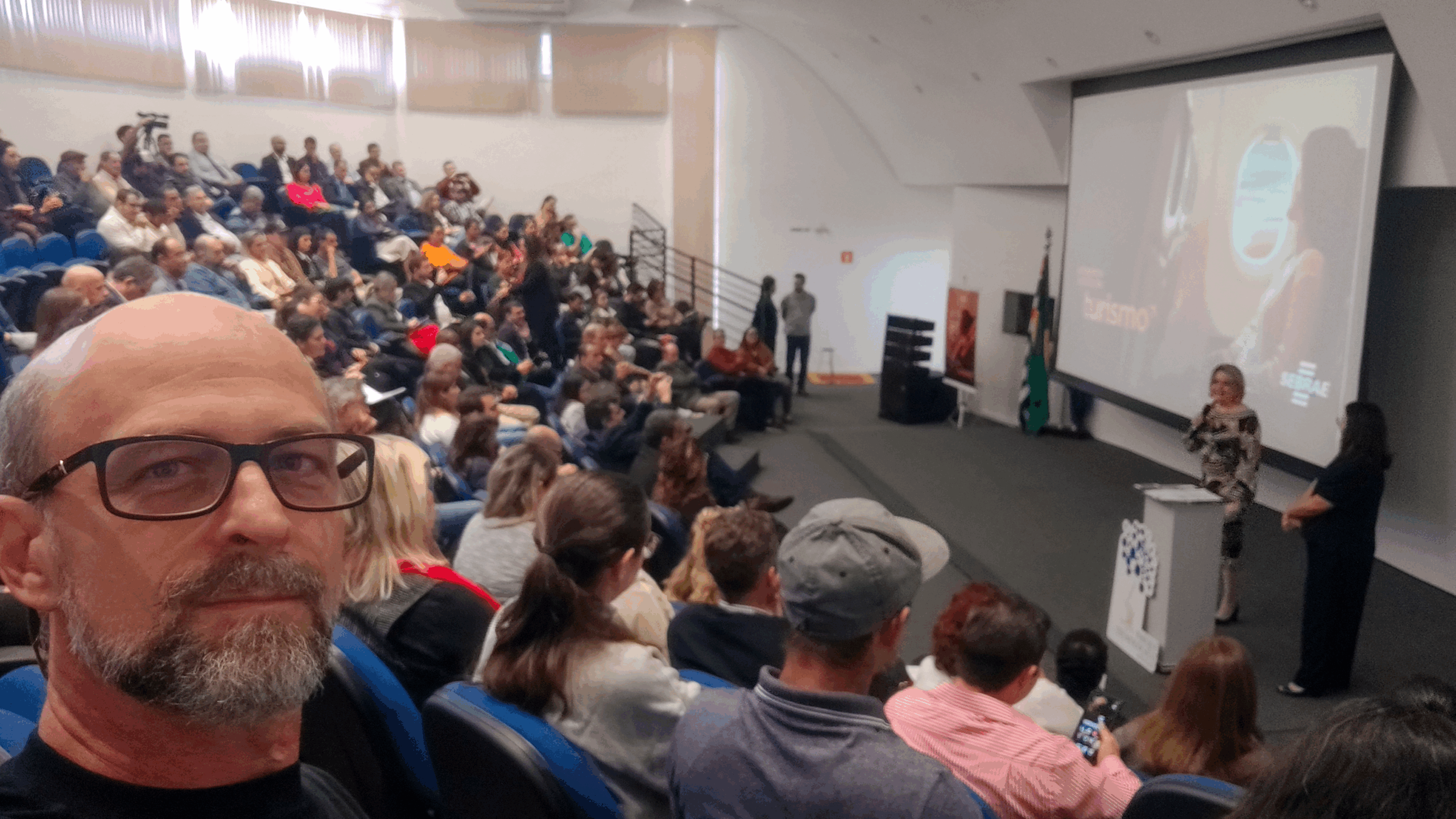Edner A. Brasil na plateia do 1º Fórum Regional de Turismo da Cuesta Paulista - Botucatu/SP, uma das palestras foi o Programa SP Ecoaventura